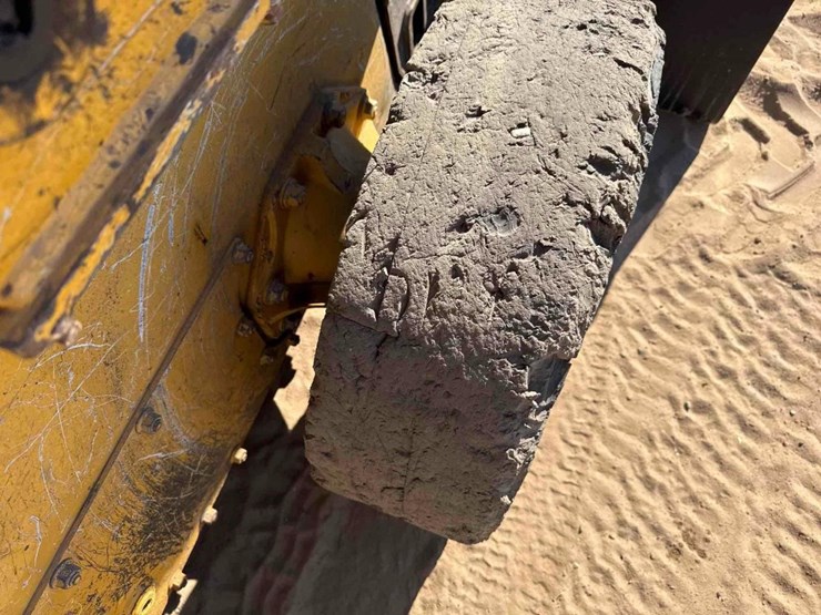 2022-deere-318g-image-12