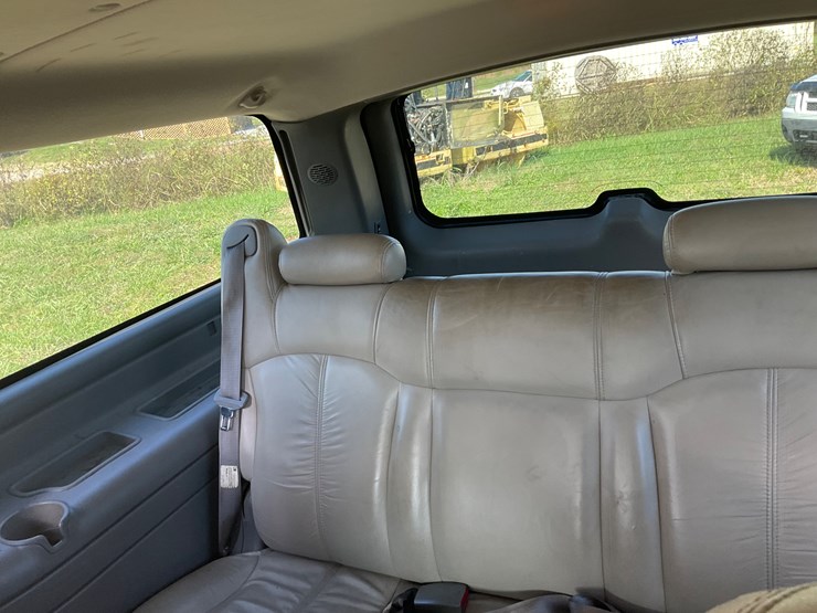 2000-chevrolet-suburban-image-16