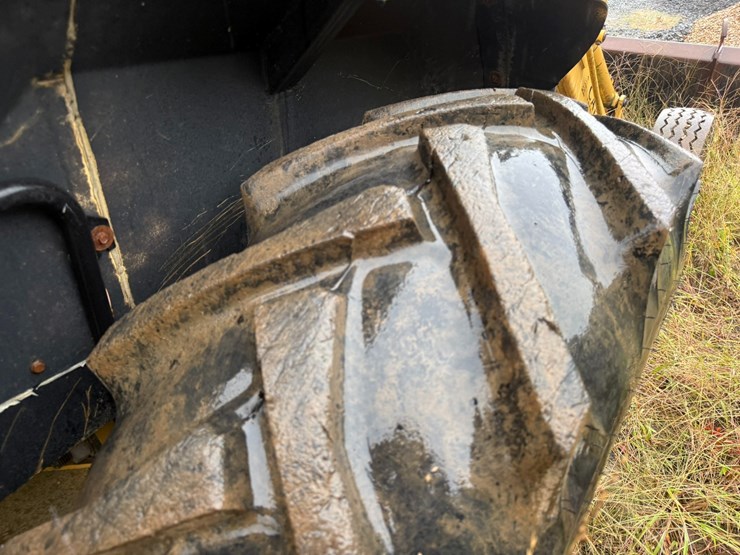 #22581-•-inop-ford-550d-backhoe-loader-image-9