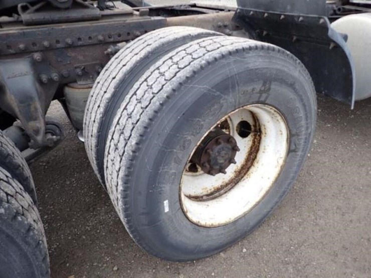 2010-freightliner-cascadia-t/a-hiway-tractor---day-image-52