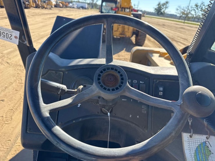 2015-caterpillar-tl943c-image-21