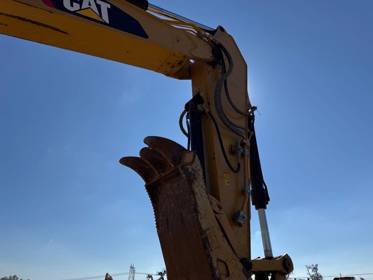 2019-caterpillar-330-image-18