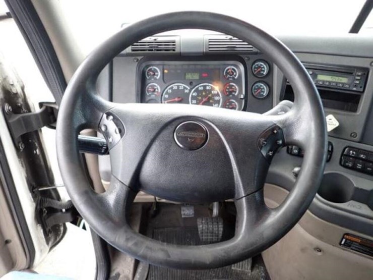 2010-freightliner-cascadia-t/a-hiway-tractor---day-image-16