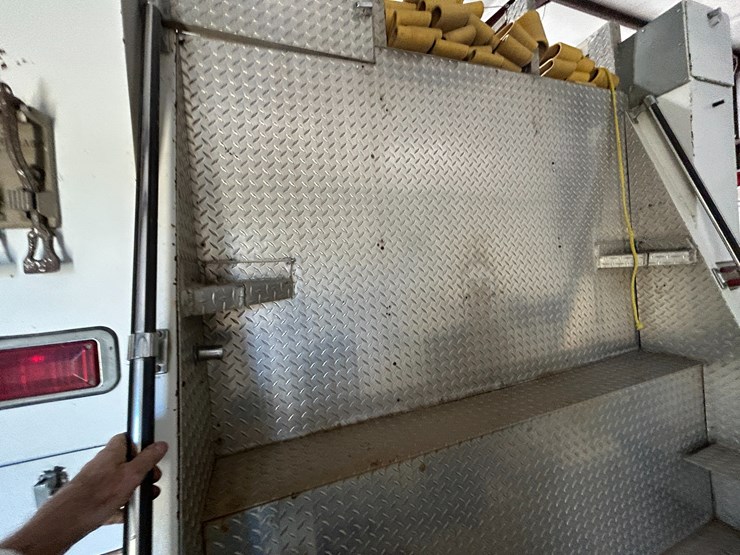 1993-freightliner-fl80-image-45