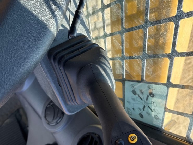 2023-caterpillar-299d3-image-22