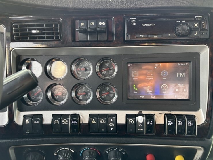 2016-kenworth-w900-image-35