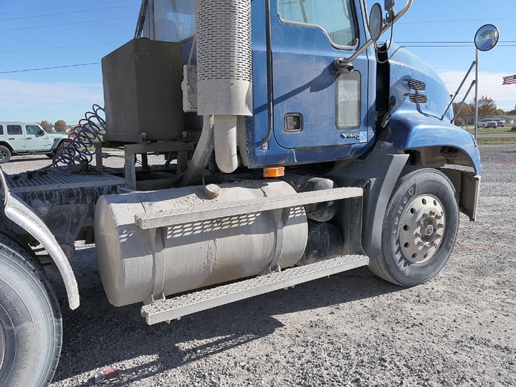 2004-mack-ch613-image-9