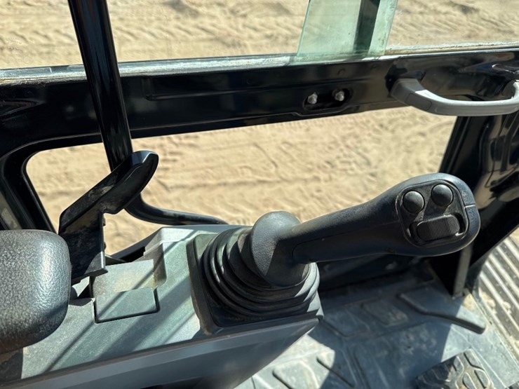 2019-caterpillar-330-image-33