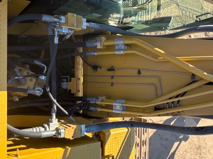 2019-caterpillar-330-image-25