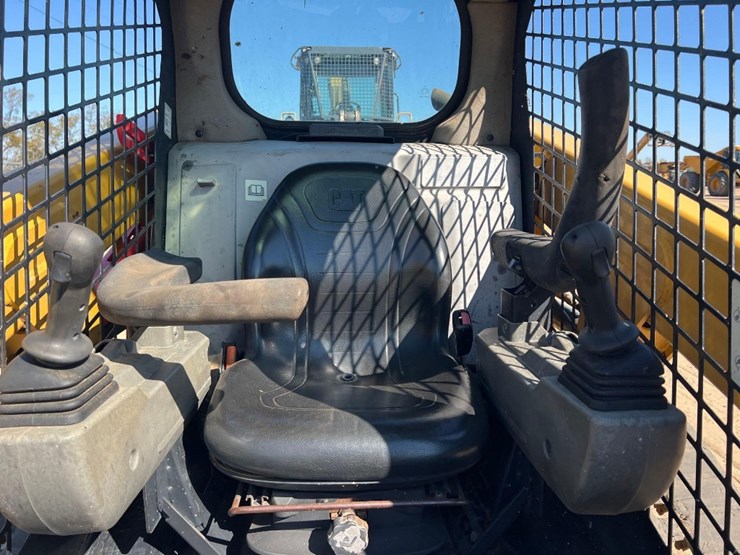 2020-caterpillar-239d3-image-24