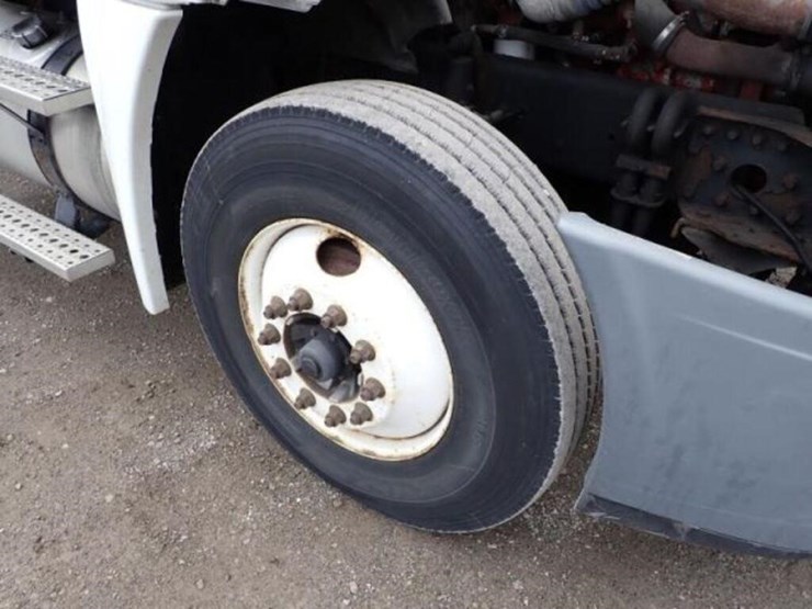 2010-freightliner-cascadia-t/a-hiway-tractor---day-image-35