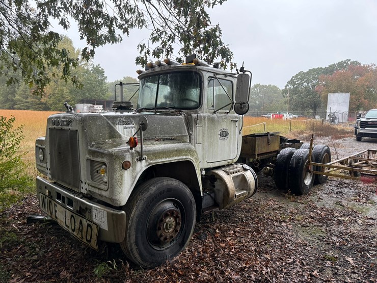 #22576-•-inop-1987-mack-r600k-t/a-single-cab-truck-tractor-vin:-1m3n231k8ht004087-image-1