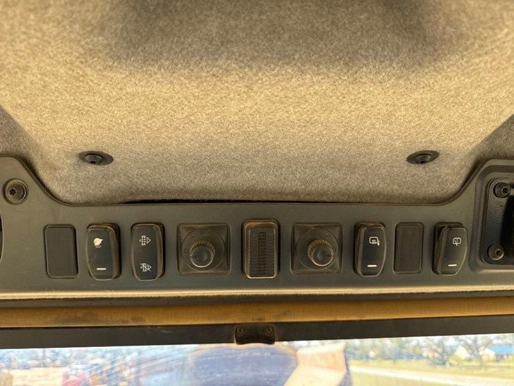 2019-caterpillar-730-image-28