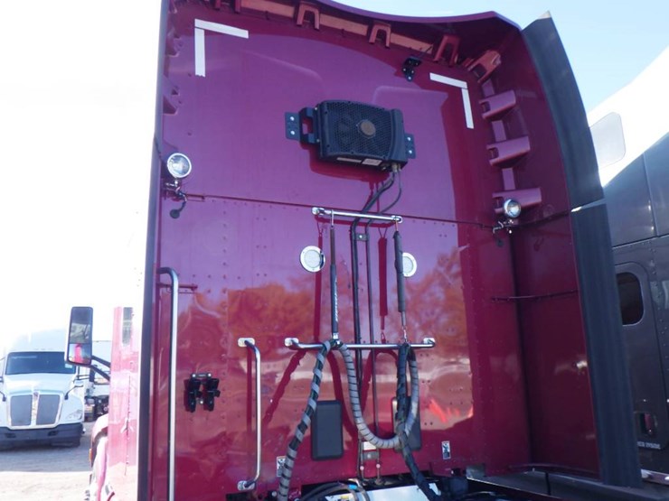 2022-peterbilt-579-image-18