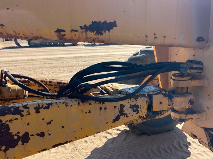 1981-deere-570a-image-26