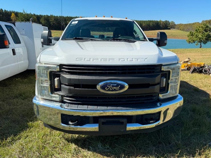 2017-ford-f350-xl-image-2