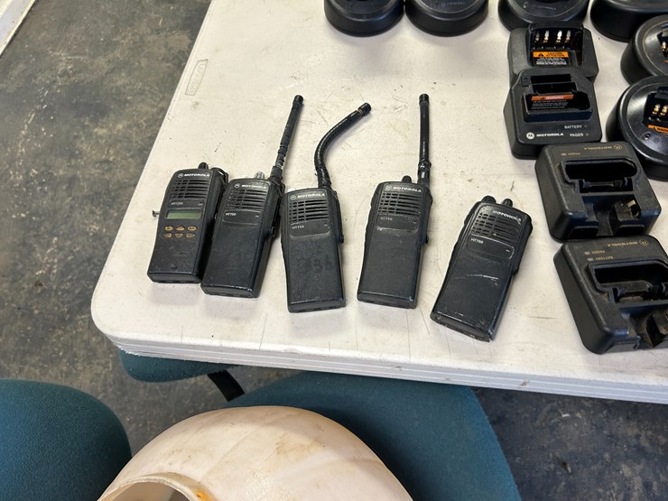 #22571-•-lot-of-various-radios-&-chargers-image-2