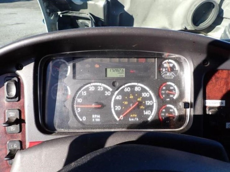 2014-freightliner-business-class-m2-106-image-15