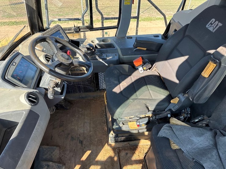 2019-caterpillar-730-image-19