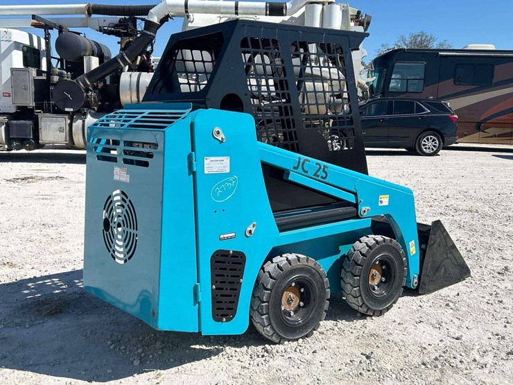 2025-newrick-jc25-mini-wheel-loader-skid-steer-image-3