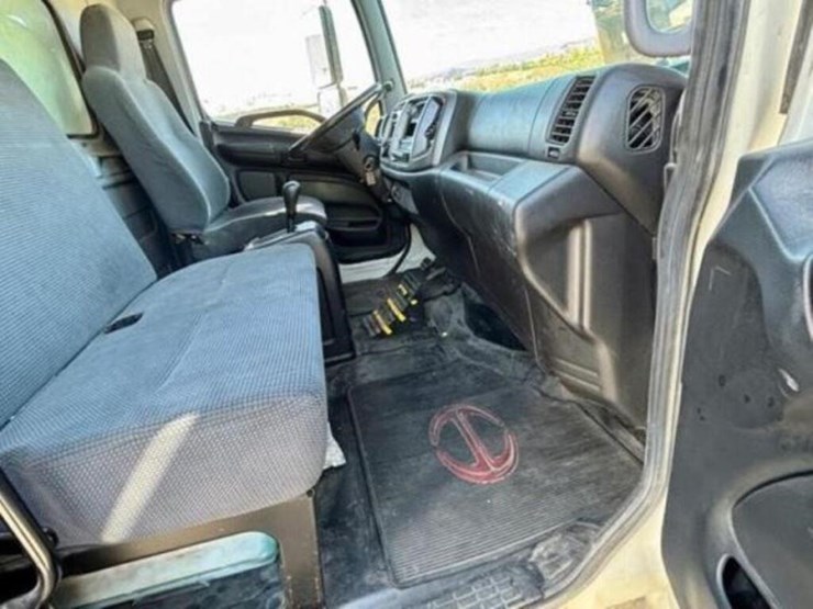 2010-hino-258-image-85