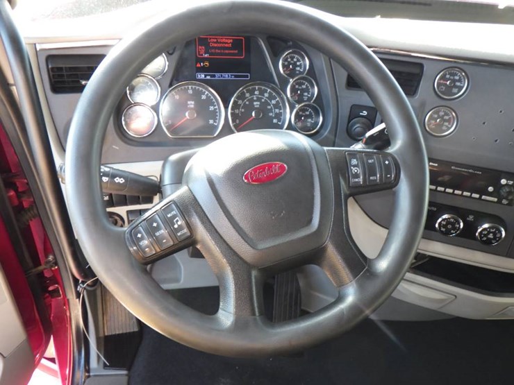 2022-peterbilt-579-image-22