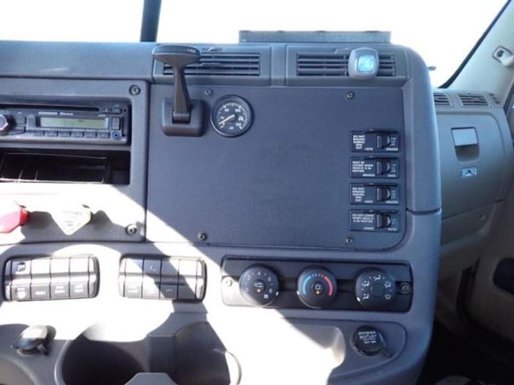 2016-freightliner-cascadia-t/a-hiway-tractor---day-image-18