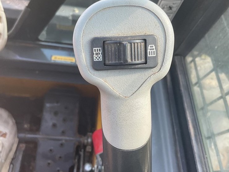 2012-new-holland-l225-image-21