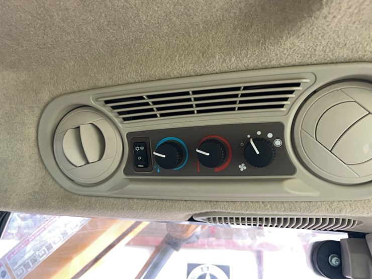 john-deere-6135e-image-12