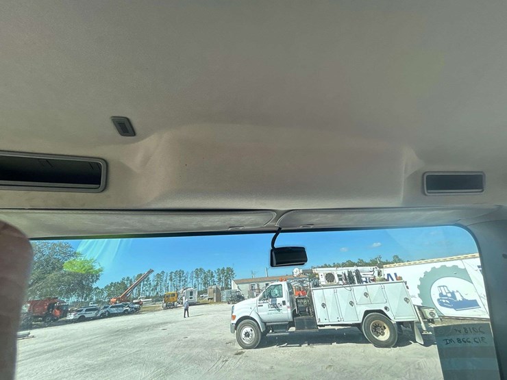 2018-freightliner-m2-106-image-20