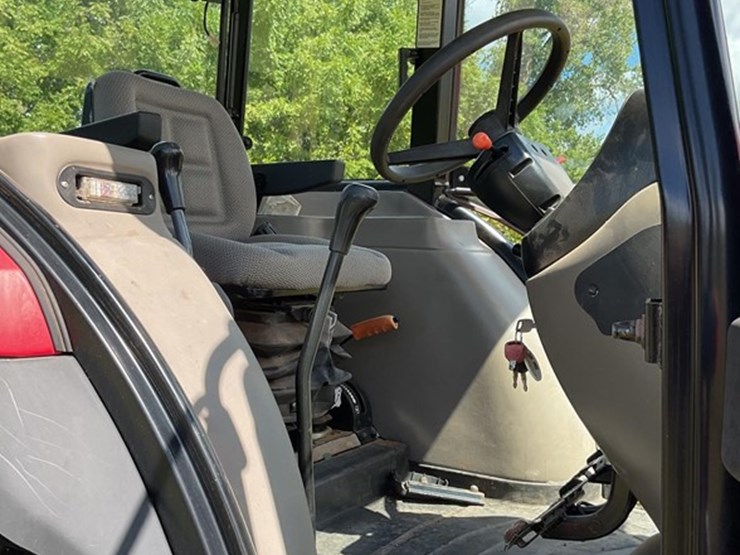 2015-case-ih-farmall-140a-image-14