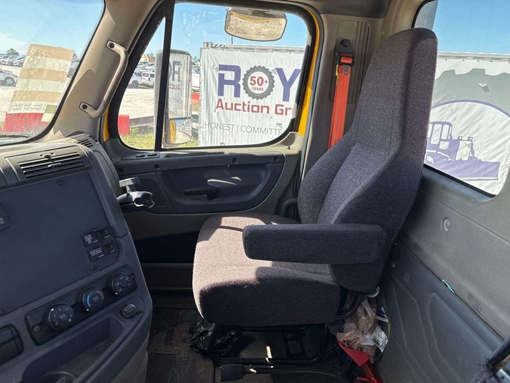 2017-freightliner-cascadia-125-image-28