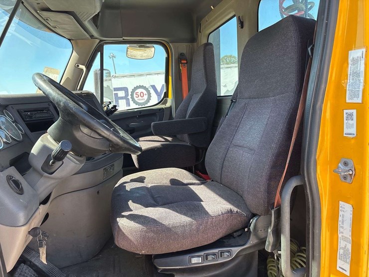 2017-freightliner-cascadia-125-image-17