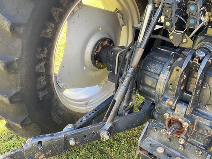 2015-case-ih-farmall-140a-image-19