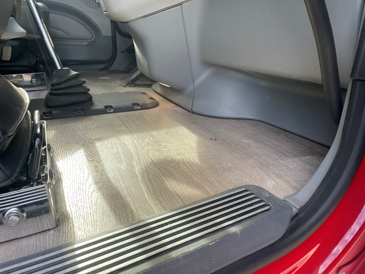 #3822-•-2019-peterbilt-heavy-rotator-truck-(has-mn-title-in-delay,-may-take-6-8-weeks)-image-39