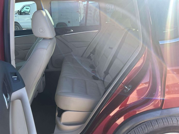 2012-volkswagen-tiguan-image-18