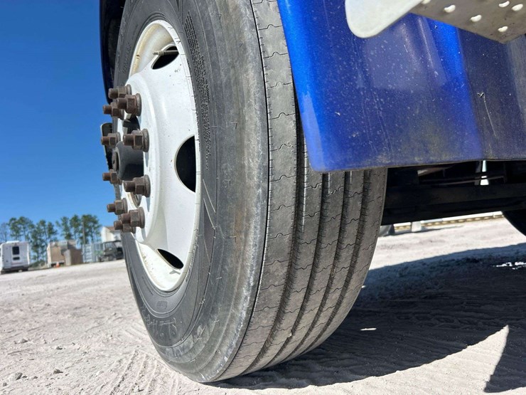 2018-freightliner-m2-106-image-39