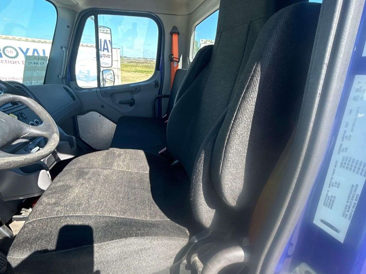 2018-freightliner-m2-106-image-22