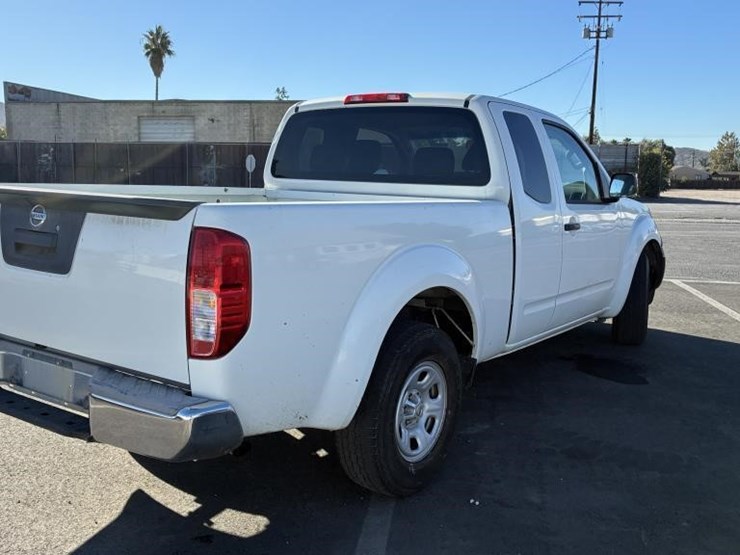 2016-nissan-frontier-image-3