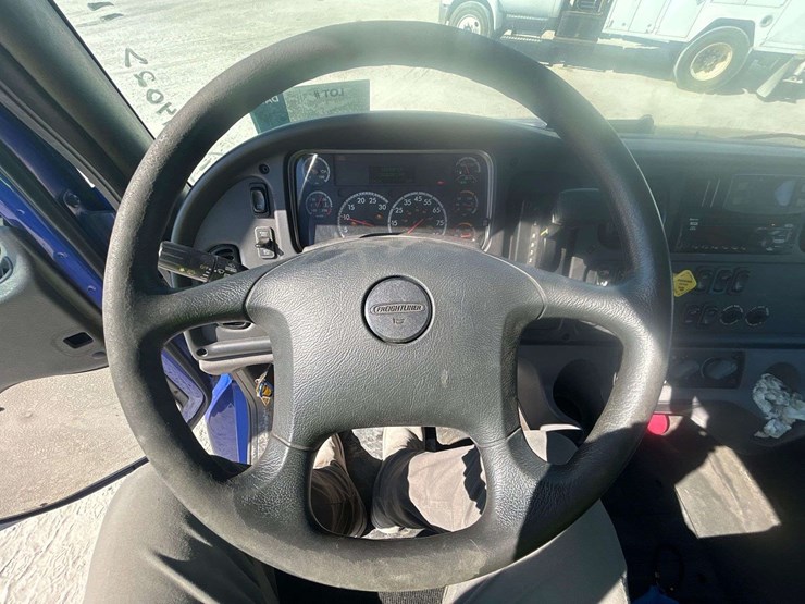 2018-freightliner-m2-106-image-14