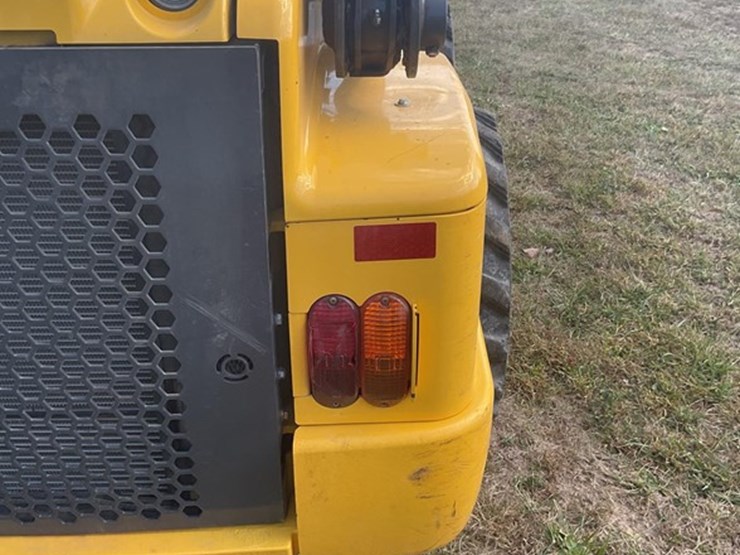 2012-new-holland-l225-image-13