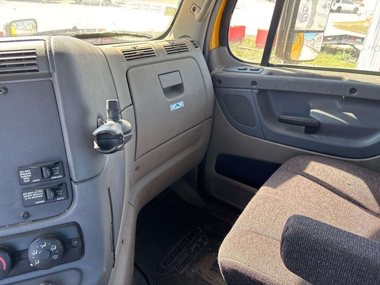 2017-freightliner-cascadia-125-image-27