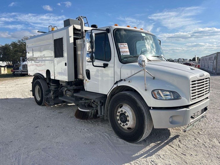 2020-freightliner-m2-106-image-3