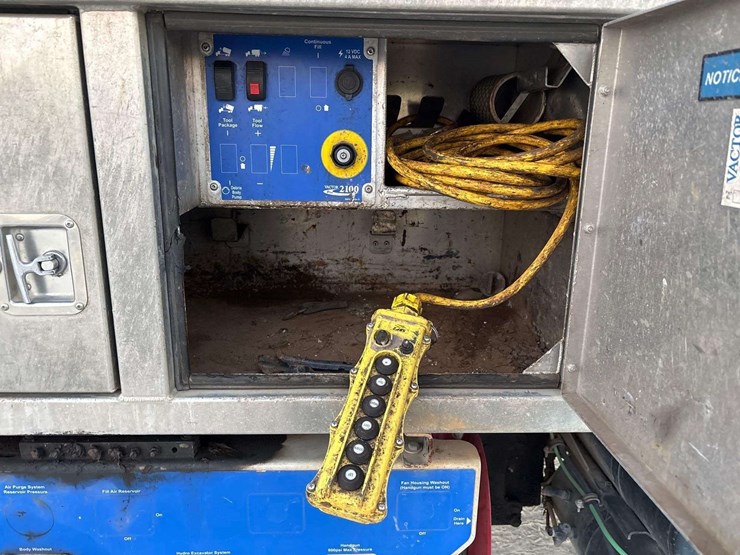 2017-freightliner-114sd-image-18