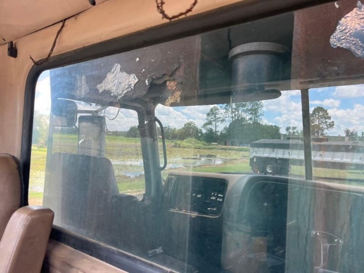 mack-granite-cv713-image-34