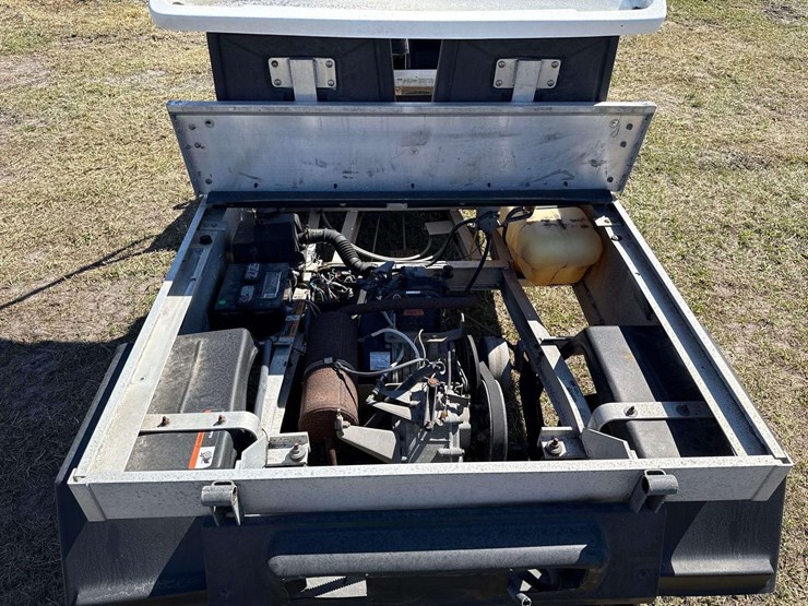 2002-club-car-carryall-2-xrt-gas-utility-cart-image-8