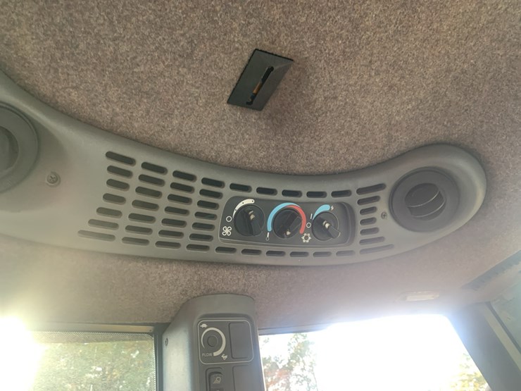 new-holland-tv140-image-23