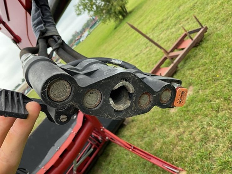 2013-case-ih-l775-image-11