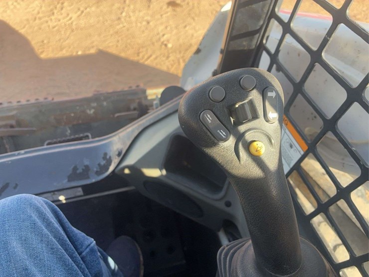 2019-bobcat-s570-image-16