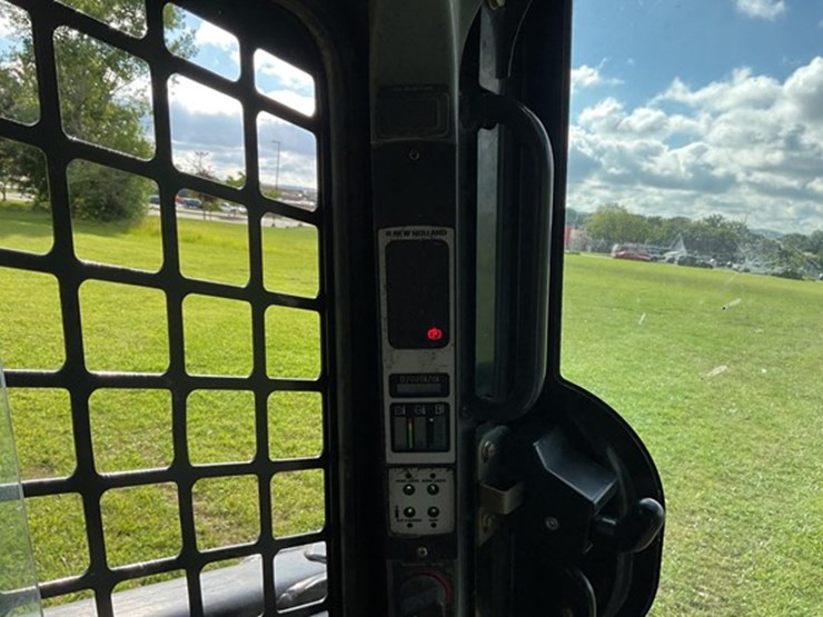 2007-new-holland-l185-image-22